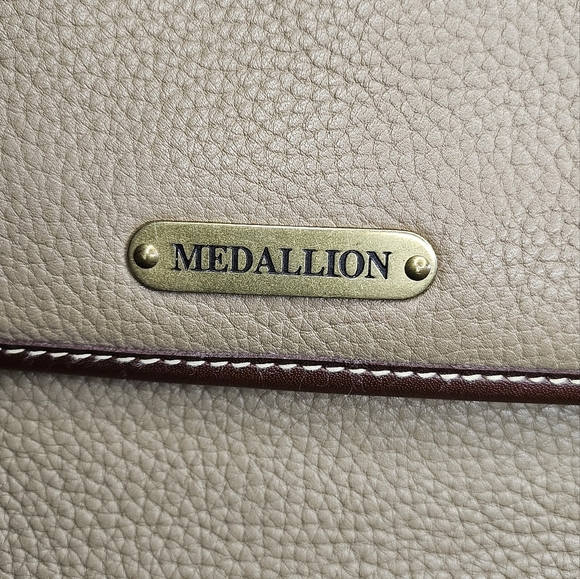 Vintage 2 tone red and tan leather cross body style - Picture 4 of 8